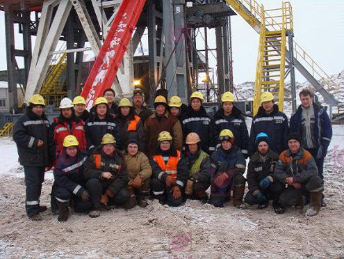 阿克套 杰特拜油田项目现场 挑战低温环境 科迅机械工程技术人员与俄方钻井团队合影
